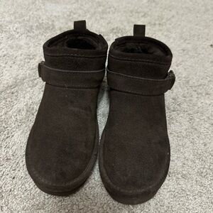 Bear paw size 8 brown fur boots